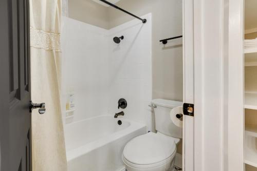 Pet-Friendly San Antonio Home about 13 Mi to Downtown!