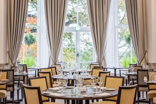 Oatlands Park Hotel - main image