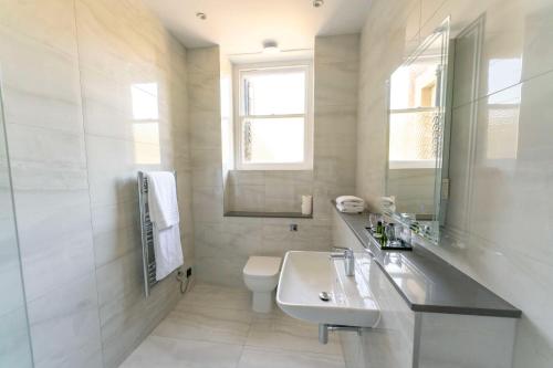 Oatlands Park Hotel - image 6