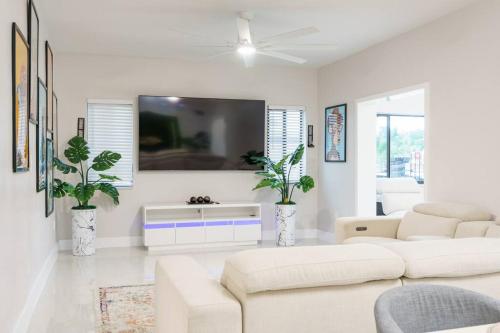 New Miami & Calle Ocho Home with Arcade! thumb 4