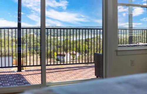 Canyon Lake Dream Escape - 3 STRY / 3 BDRM / 3 BATH in Canyon Lake, USA