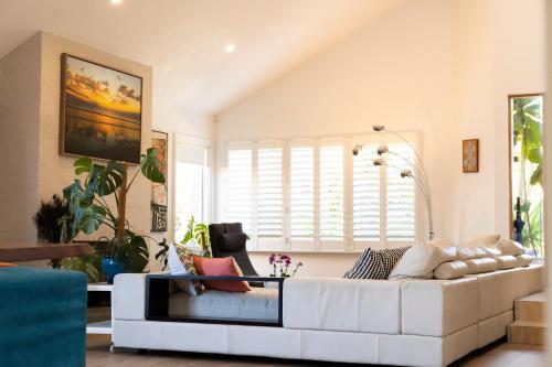 Bar/lounge, Resort Style home close to the Beach with Pool, Sauna and Pizza Oven in Maroubra