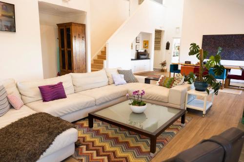 Bar/lounge, Resort Style home close to the Beach with Pool, Sauna and Pizza Oven in Maroubra