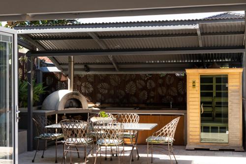 Sauna, Resort Style home close to the Beach with Pool, Sauna and Pizza Oven in Maroubra