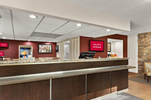 Red Roof Inn Cleveland - Westlake - image 2