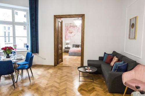 CracWoW K8 No.7 Apartment