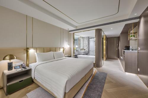Deluxe King Room image 8