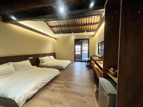 Quadruple Room with Private Bathroom image 10