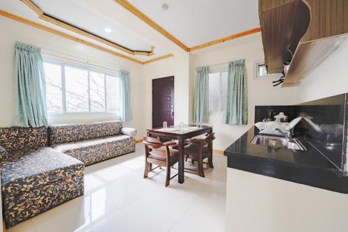 2 Bedroom Unit with Breakfast for 2pax, Baguio City (Foto 4)