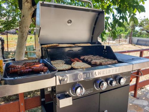 Herakles House - Close to ancient sites near Nafplio. Spacious. Equipped for all-year-round comfort. Herakles House - Close to ancient sites near Nafplio. Spacious. Equipped for all-year-round comfort.