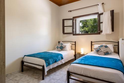Herakles House - Close to ancient sites near Nafplio. Spacious. Equipped for all-year-round comfort. Herakles House - Close to ancient sites near Nafplio. Spacious. Equipped for all-year-round comfort.