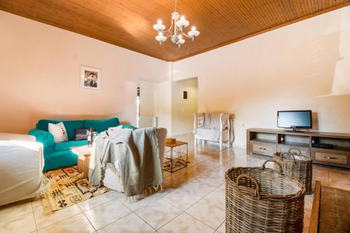 Herakles House - Close to ancient sites near Nafplio. Spacious. Equipped for all-year-round comfort. Herakles House - Close to ancient sites near Nafplio. Spacious. Equipped for all-year-round comfort.