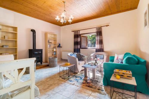 Herakles House - Close to ancient sites near Nafplio. Spacious. Equipped for all-year-round comfort. Herakles House - Close to ancient sites near Nafplio. Spacious. Equipped for all-year-round comfort.