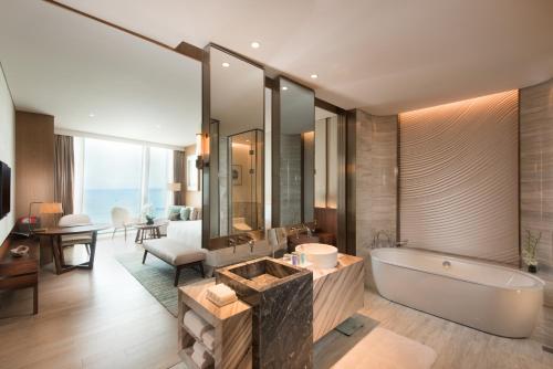 Deluxe King Room with Sea View image 5