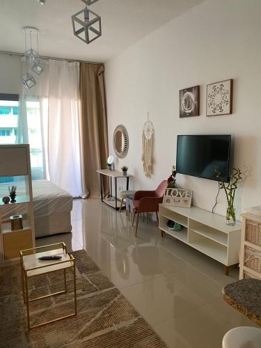 Spacious Studio Apartment in Dubai Marina with Balcony, Dubai