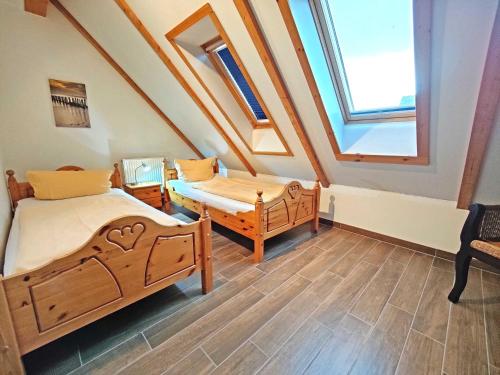 2 twin beds