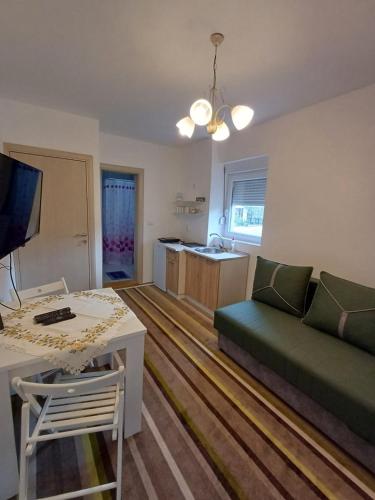1 king bed, 1 sofa bed