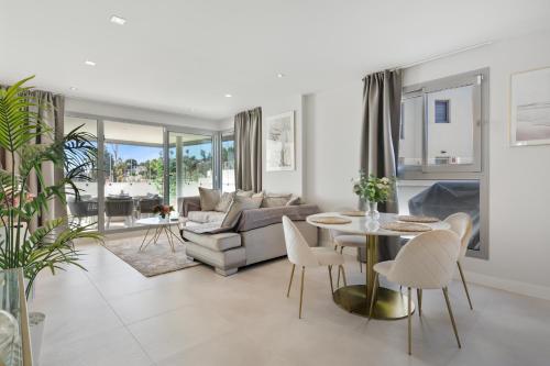 Luxurious Modern Mijas Flat with Pools & Spa - Perfect for Families & Golfers - Ref 68