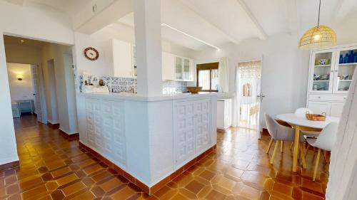 Kitchen, Villa Maria en Denia Piscina privada terraza y barbacoa by Family Homes in La Pedrera