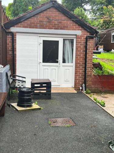 Private cabin, own access & ensuite Private cabin, own access & ensuite