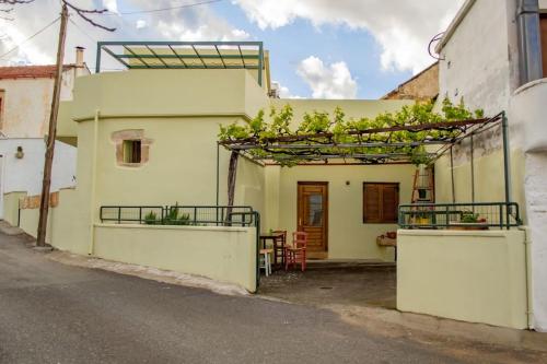 Traditional house in Fres · Karés