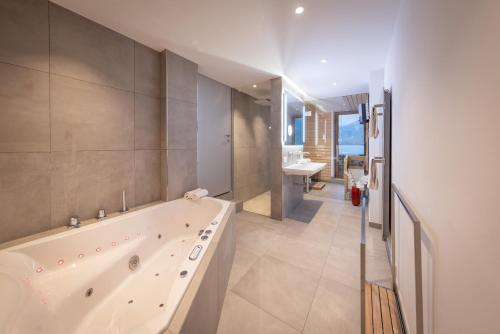 Shower, Lakefront Suite 148 in Erlberg