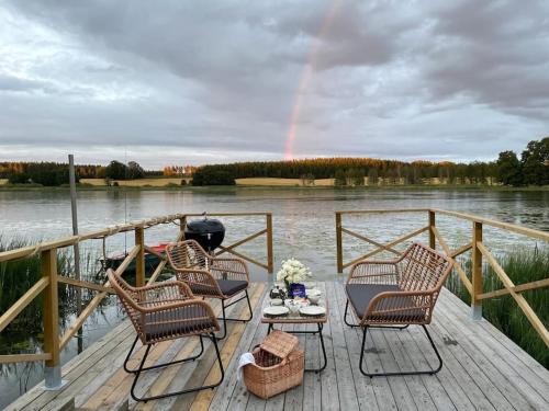 Gård med egen sjö med bryggbåt, nyrenoverat!