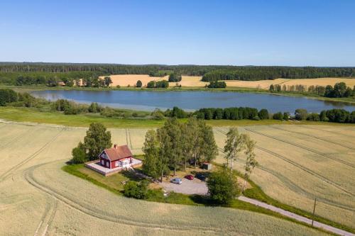 Gård med egen sjö med bryggbåt, nyrenoverat!