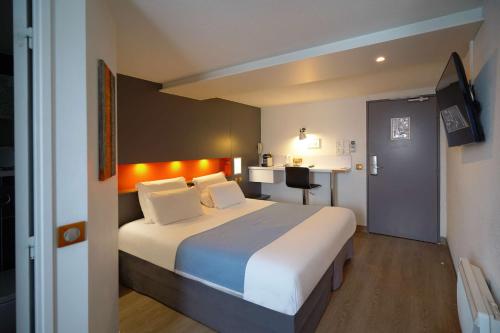 1 double bed, 2 twin beds