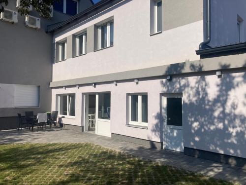 Зовнішній вигляд готелю, Szürke Juhar Vendégház (Szurke Juhar Vendeghaz) in Сомбатхей