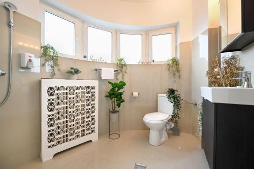 One-Bedroom Apartment image 8