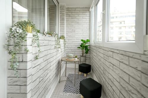 One-Bedroom Apartment image 4