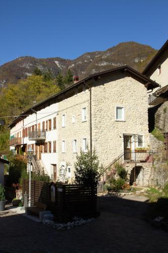 Valdastico Casetta in sasso con giardino in Lastebasse