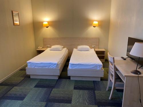 2 twin beds, 1 sofa bed