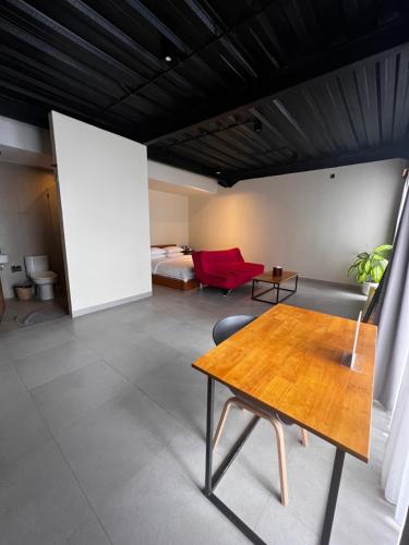 Queen Suite with Pool View image 3
