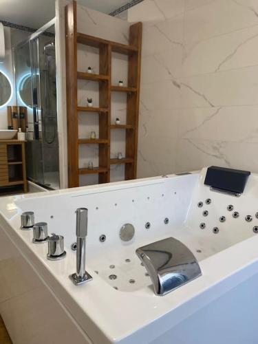 Jacuzzi 2 places - App 4 pers - Parking (digicode) - Location saisonnière - Goussainville