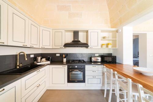 Kitchen, Trullo La Specchia in Fumarola