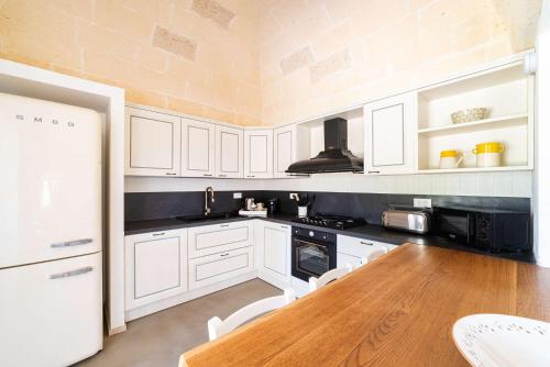Kitchen, Trullo La Specchia in Fumarola