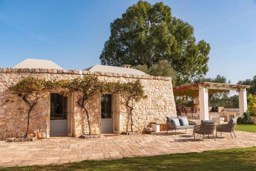 Exterior view, Trullo La Specchia in Fumarola