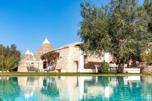 Exterior view, Trullo La Specchia in Fumarola