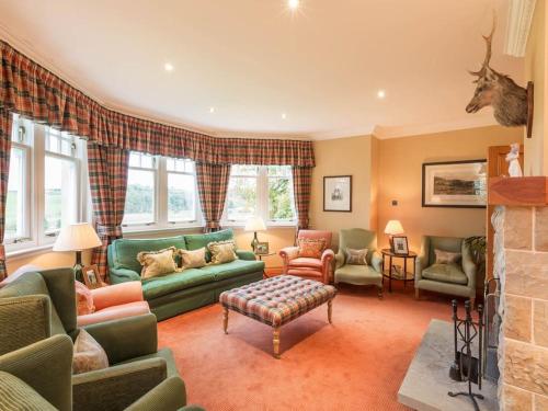 Country Lodge within Castle Ruins and own Loch 20 mins to St Andrews