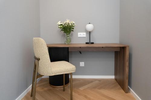 1 Bedroom Apartment with Sofa Bed image 7