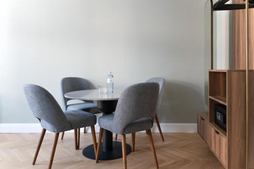 Extra Large Studio with Kitchen and Sofa Bed - no AC image 6
