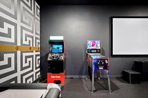Fun Under the Roof & Many Amenities in Davenport, USA
