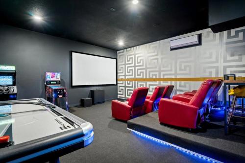 Fun Under the Roof & Many Amenities in Davenport, USA