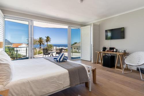Camps Bay Retreat Room Type - Deluxe Double Room with Balcony and Sea View