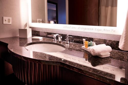 Hilton Baltimore Inner Harbor - image 7