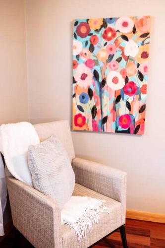 Spacious Five-Bedroom Bliss - image 3
