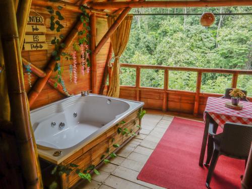 Karstais baseins, Glamping Río Claro (Glamping Rio Claro) in Gesen