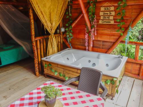 Karstais baseins, Glamping Río Claro (Glamping Rio Claro) in Gesen